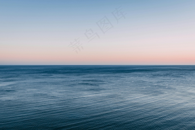 宁静海洋的黎明时分