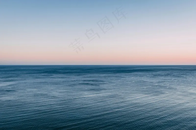 宁静海洋的黎明时分