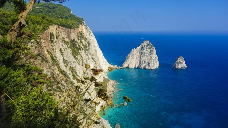 碧海蓝天与陡峭悬崖的和谐交响