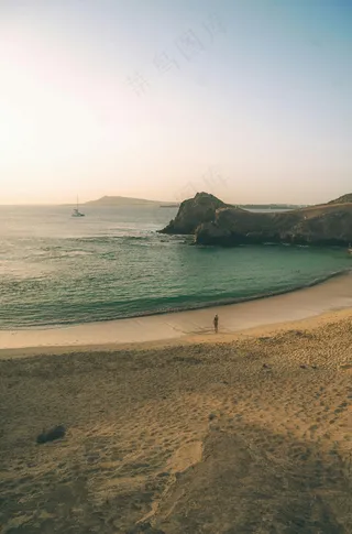 黄昏时分的宁静海滩散步