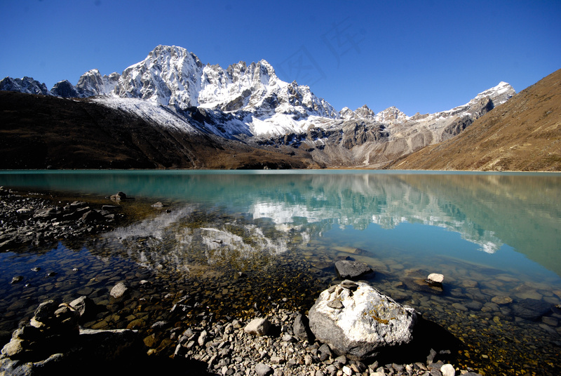 湖泊山峰图片