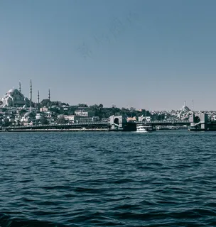 伊斯坦布尔的宁静海滨与历史天际线