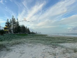 宁静海滩上的早晨时光