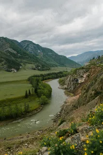 蜿蜒山谷中的静谧河流 蜿蜒山谷中的静谧河流