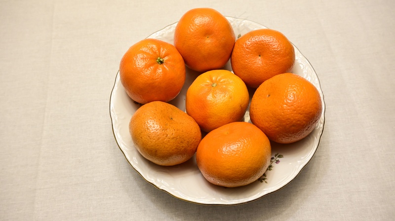 盘子里的橘子实拍