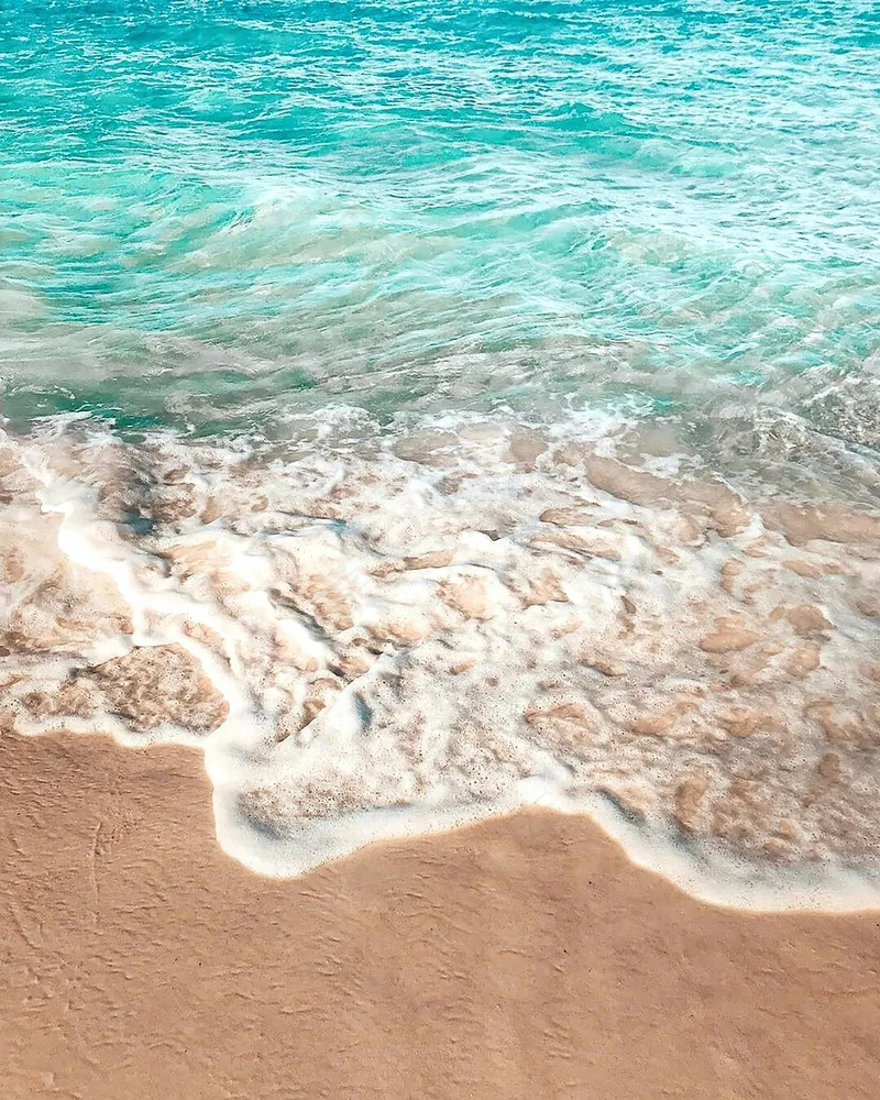 蓝色海岸的温柔泡沫