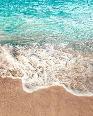 蓝色海岸的温柔泡沫