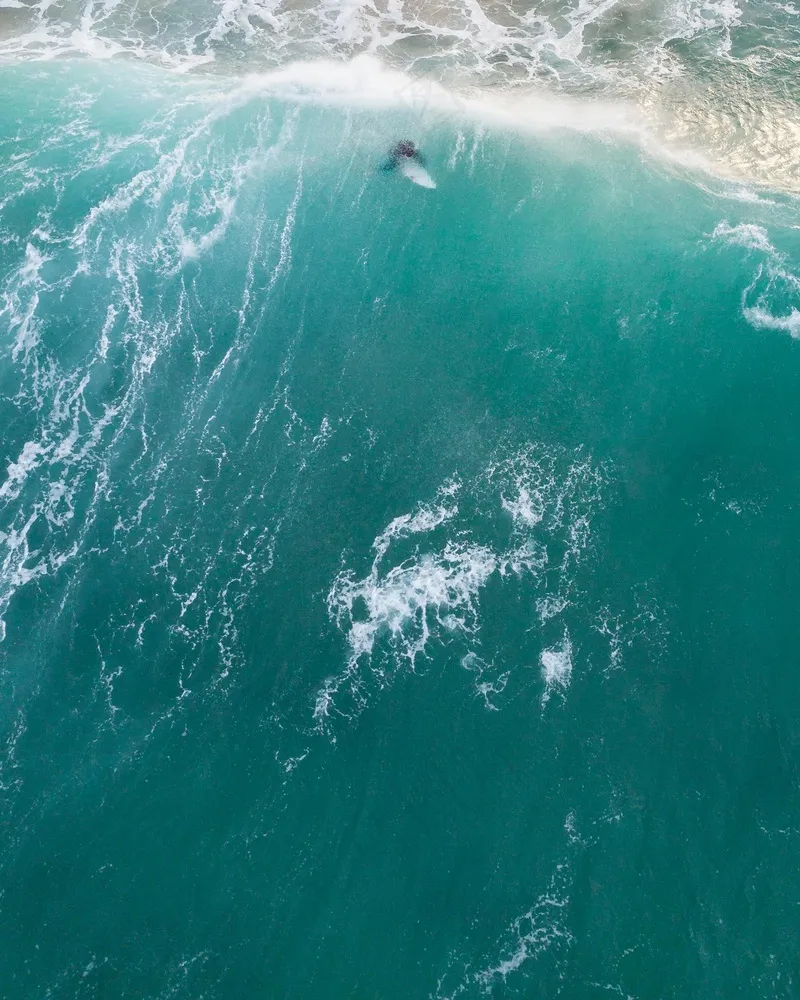 孤独的冲浪者与汹涌的海浪