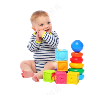 免抠一个玩着积木的宝宝