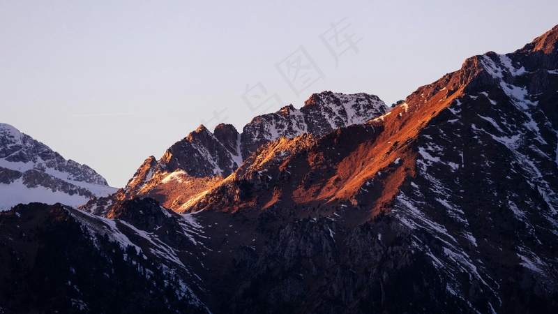 金光落雪山