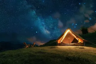 野外露营星空夜晚山顶的帐篷摄影图