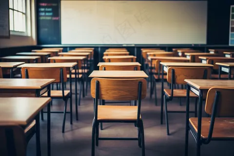学校教室里的课桌书桌摄影图 学校教室里的课桌书桌摄影图