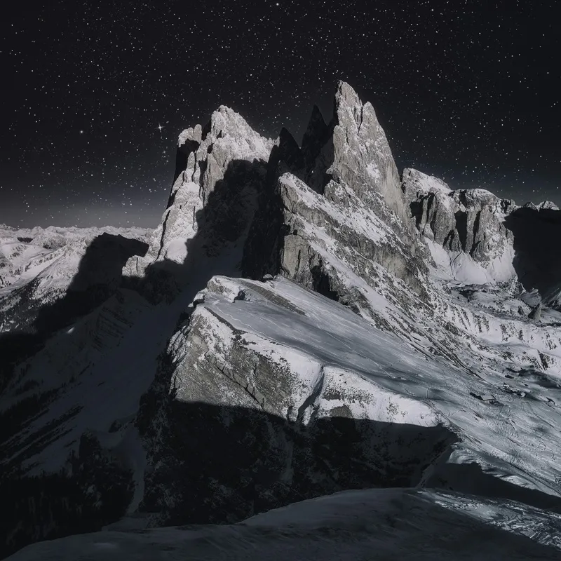 星夜下的巍峨雪山