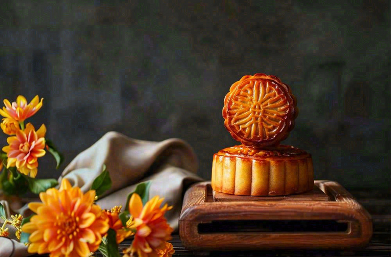 中国传统美食月饼中秋节菊花摆盘黑色背景摄影图(1360x896)