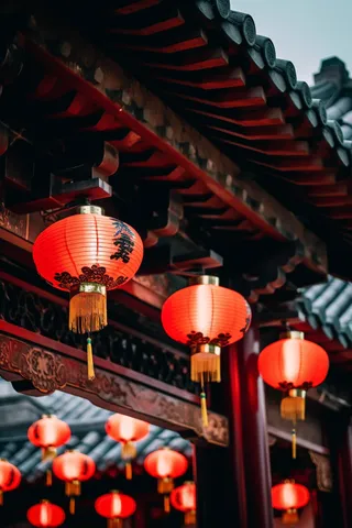 红灯笼新年屋檐挂着点亮的红灯笼中国风摄影图