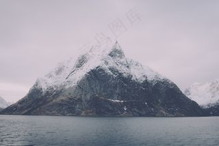 湖泊山峰图片