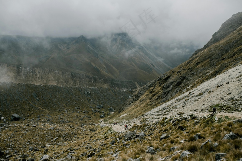 蜿蜒山脉中的迷雾徒步旅行