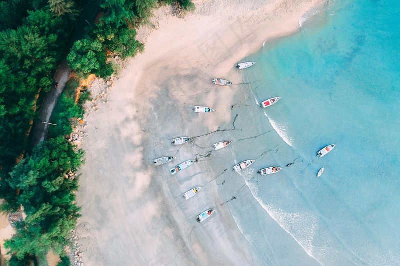 静谧海滩上的船只和蔚蓝海水