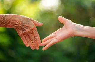 老人手牵手握手陪伴温馨重阳摄影图