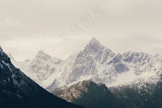 湖泊山峰图片