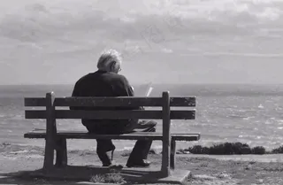 黑白简约坐着海边长椅看书的老人白发重阳节父亲节摄影图