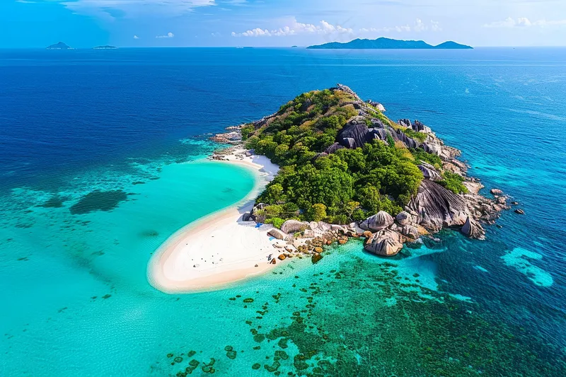 夏日海滩蓝色海洋度假摄影图(4032x2688)