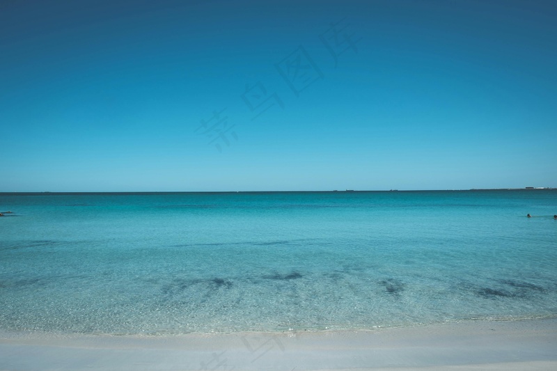 宁静的湛蓝海岸线