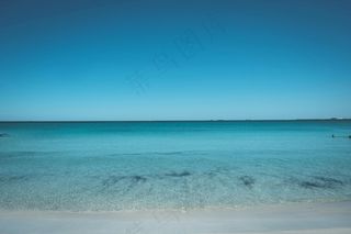 宁静的湛蓝海岸线