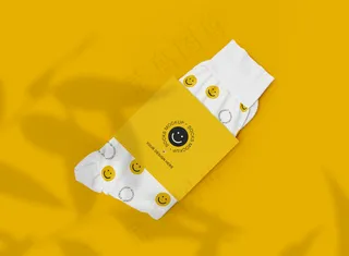 黄色背景袜子标签样机
