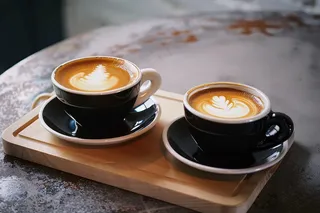 两杯拉花拿铁咖啡饮料下午茶摄影图