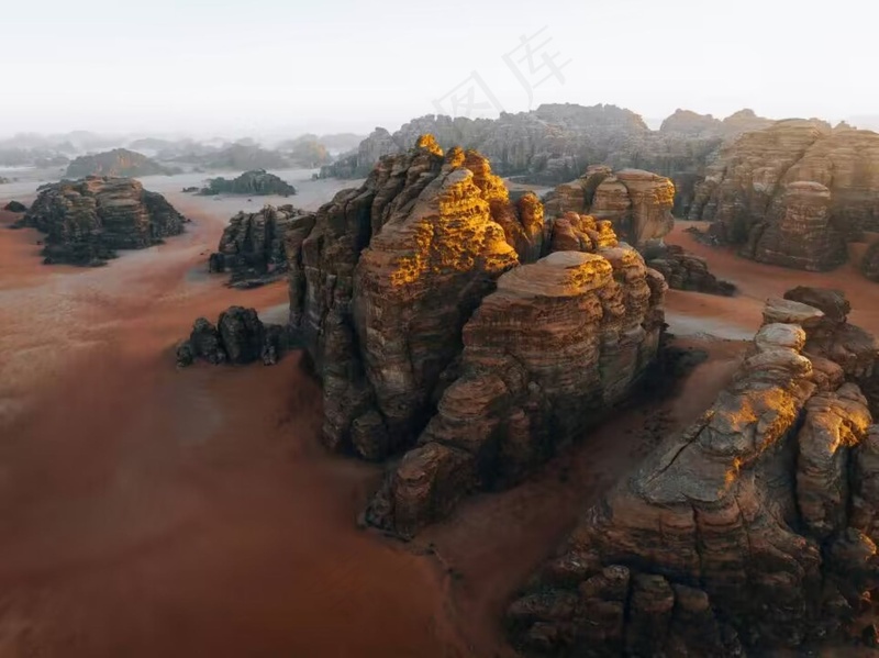 沙漠下的岩石山