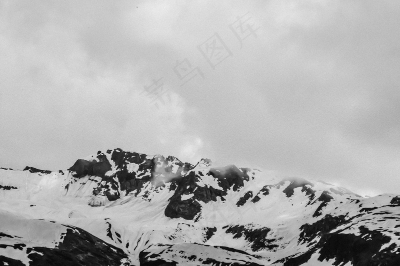 静谧的雪山巅峰之美