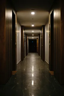 昏暗的长廊走廊