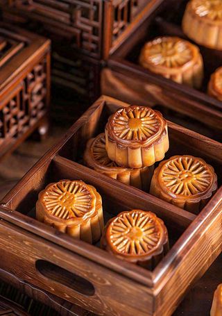 中国传统美食月饼中秋木质礼盒精美礼品摄影图