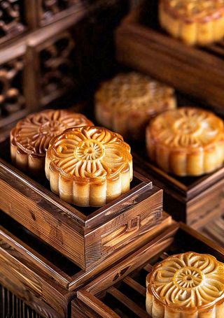 中国传统美食月饼中秋木质礼盒精美礼品摄影图