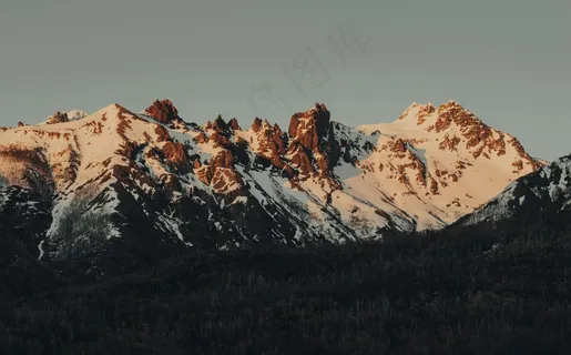金光落雪峰 金光落雪峰