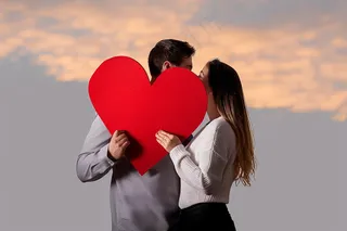 情侣恋人红色爱心亲吻摄影图