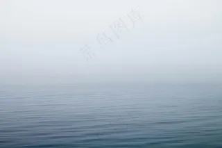 宁静海面上的迷雾清晨