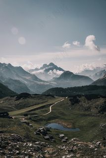 遥远山谷中的宁静小屋
