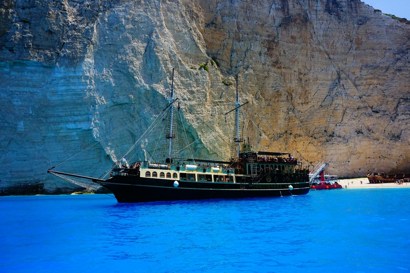 宁静海蓝与古老帆船的和谐