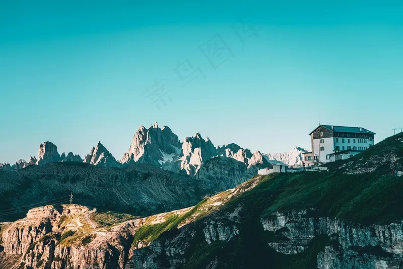 高山之巅的宁静小屋