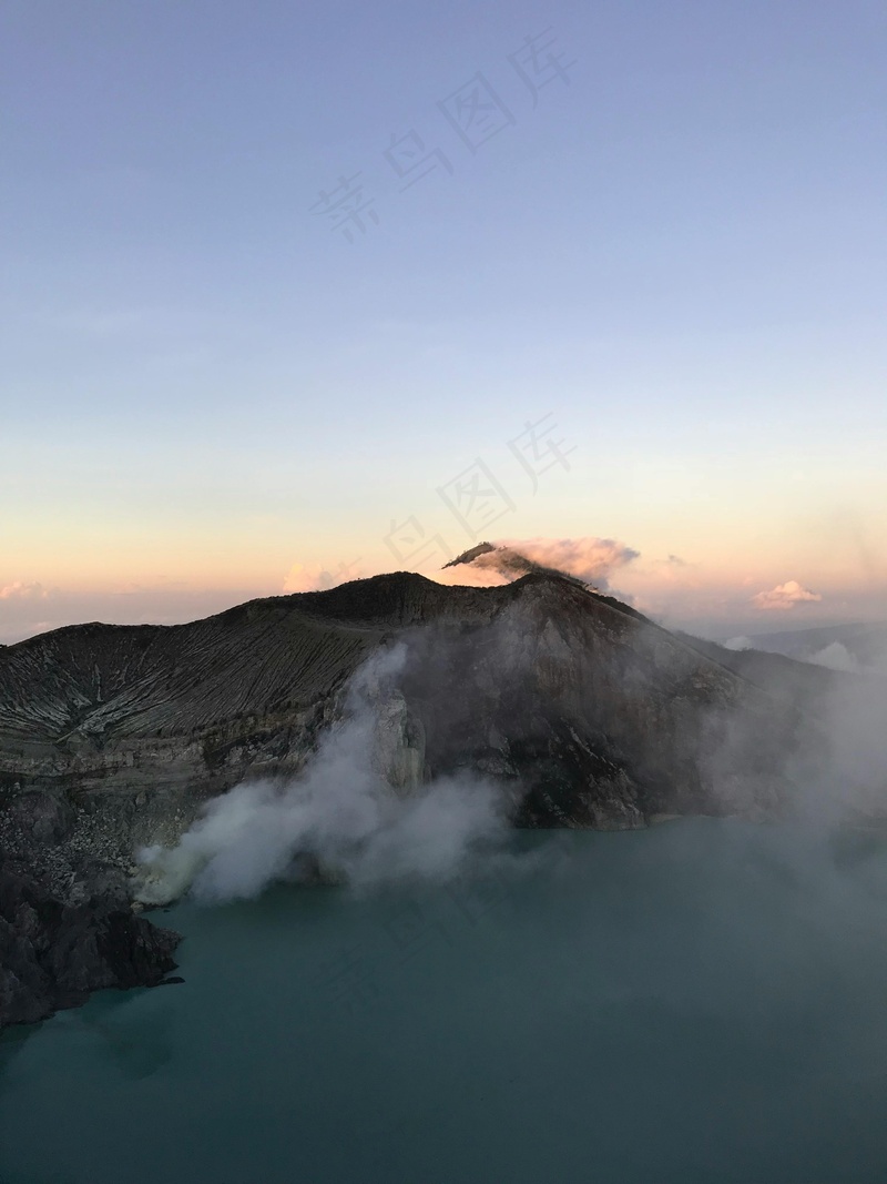 蓝色火山之巅