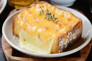 奶酪黄油吐司甜点美食摄影图