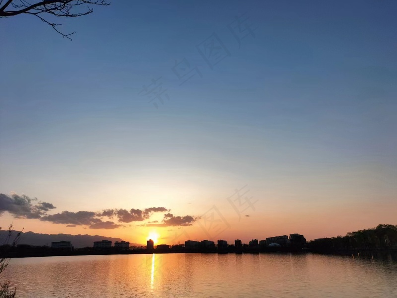 河边蓝天夕阳图