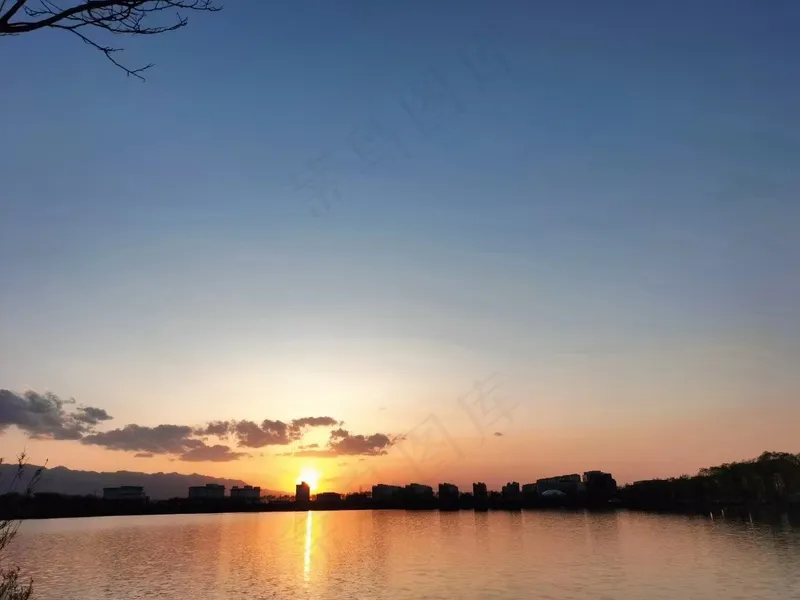 河边蓝天夕阳图 河边蓝天夕阳图