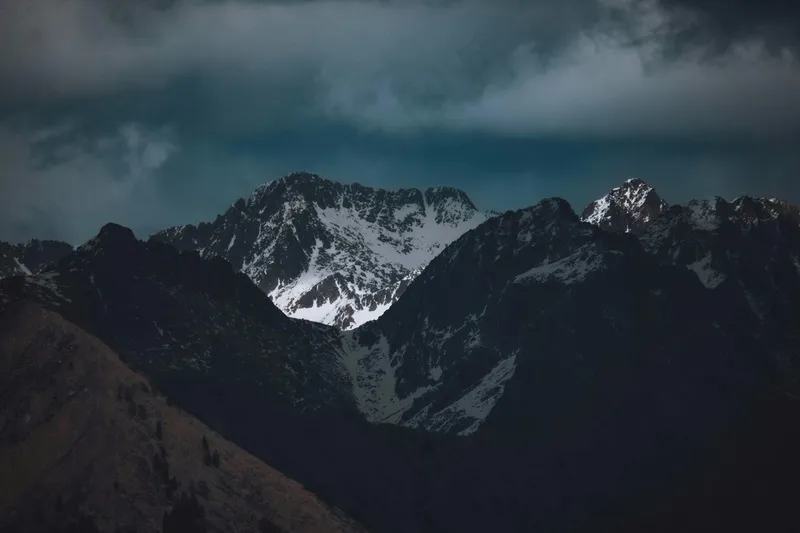 云雾缭绕的雪山