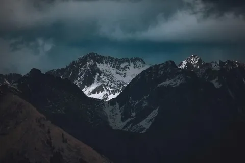 云雾缭绕的雪山 云雾缭绕的雪山