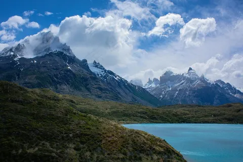 云雾缭绕的雪山湖泊 云雾缭绕的雪山湖泊