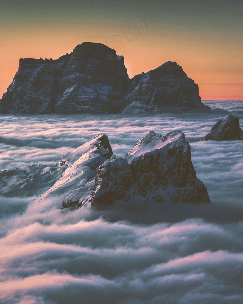 云海中的巍峨山峰