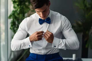 男士白色衬衣优雅时尚摄影图